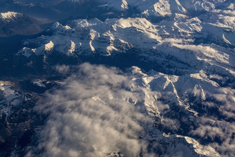 瑞士高山与雪山上衣空中视图对的东在下午飞行12月瑞士高山与雪山上衣空中视图对的东