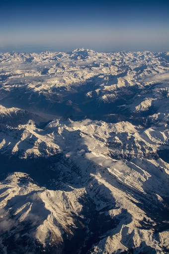 瑞士高山与<strong>雪山</strong>上衣空中视图对的东在下午飞行12月瑞士高山与<strong>雪山</strong>上衣空中视图对的东