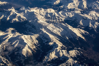 瑞士高山与<strong>雪山</strong>上衣空中视图对的东在下午飞行12月瑞士高山与<strong>雪山</strong>上衣空中视图对的东