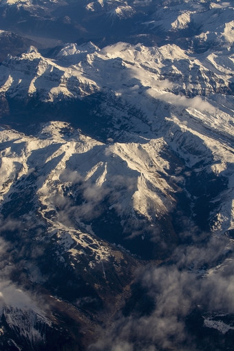 瑞士高山与雪山上衣空中视图对的东在下午飞行12月瑞士高山与雪山上衣空中视图对的东