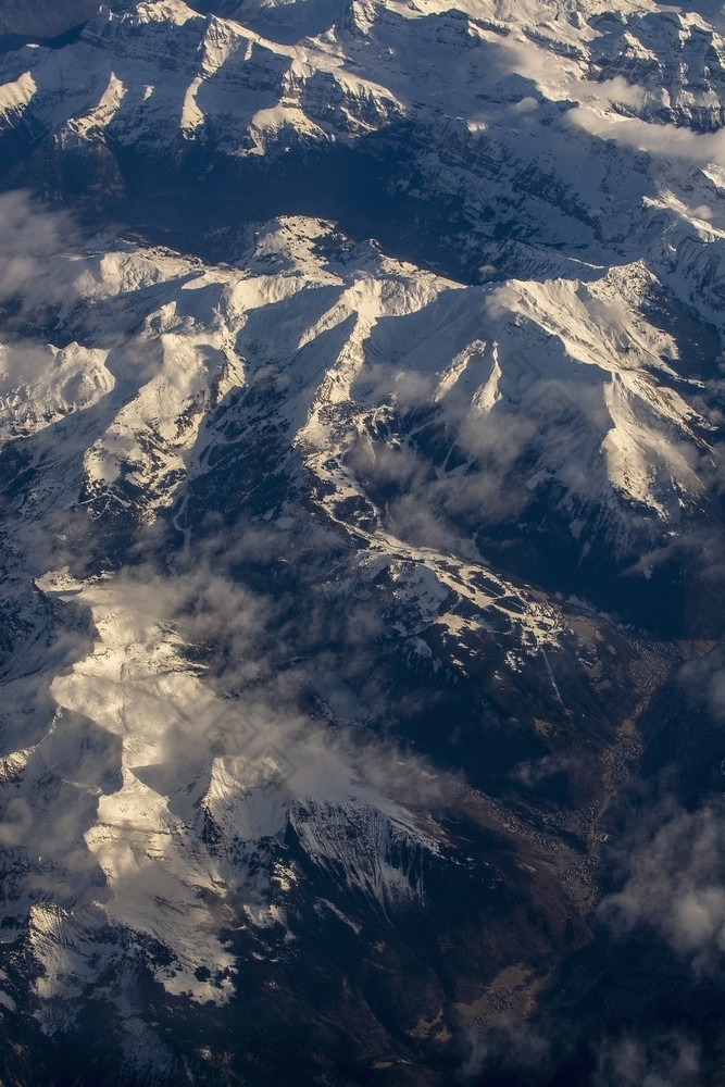 瑞士高山与雪山上衣空中视图对的东在下午飞行12月瑞士高山与雪山上衣空中视图对的东