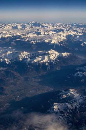 瑞士高山与<strong>雪山</strong>上衣空中视图对的东在下午飞行12月瑞士高山与<strong>雪山</strong>上衣空中视图对的东