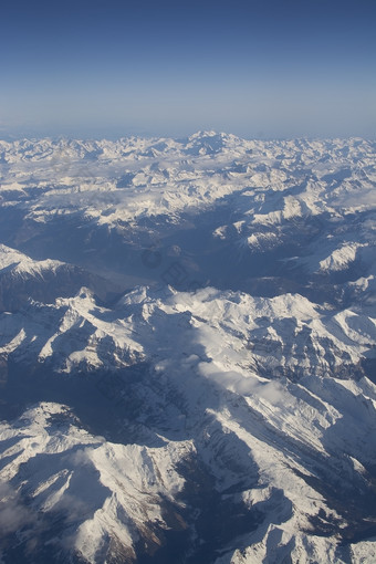 瑞士高山与雪山上衣空中视图对的东在下午飞行12月瑞士高山与雪山上衣空中视图对的东