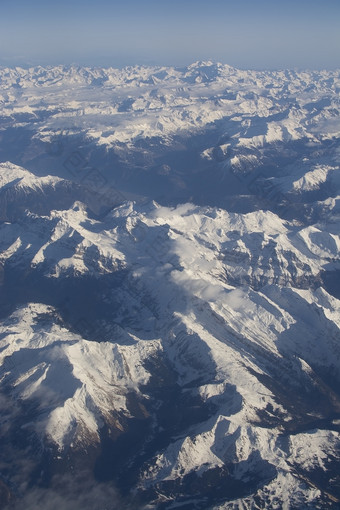 瑞士高山与雪山上衣空中视图对的东在下午飞行12月瑞士高山与雪山上衣空中视图对的东