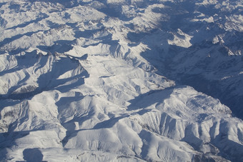 瑞士高山与雪山上衣空中视图对的东在下午飞行12月瑞士高山与雪山上衣空中视图对的东