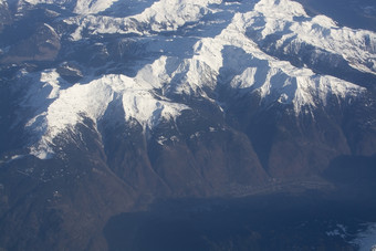 瑞士高山与雪山上衣空中视图对的东在下午飞行12月瑞士高山与雪山上衣空中视图对的东