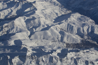 瑞士高山与雪山上衣空中视图对的东在下午飞行12月瑞士高山与雪山上衣空中视图对的东