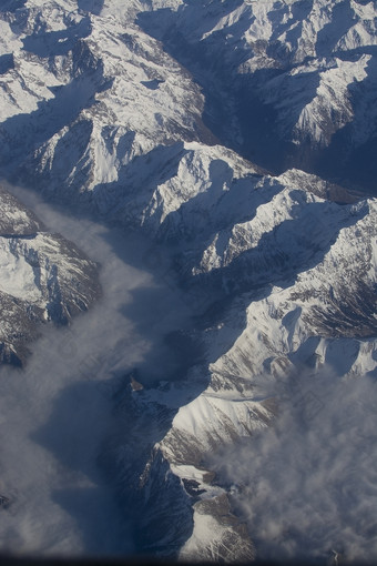 瑞士高山与雪山上衣空中视图对的东在下午飞行12月瑞士高山与雪山上衣空中视图对的东