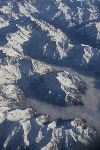 瑞士高山与雪山上衣空中视图对的东在下午飞行12月瑞士高山与雪山上衣空中视图对的东