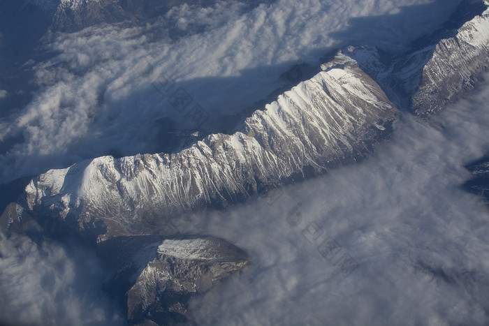 瑞士高山与雪山上衣空中视图对的东在下午飞行12月瑞士高山与雪山上衣空中视图对的东