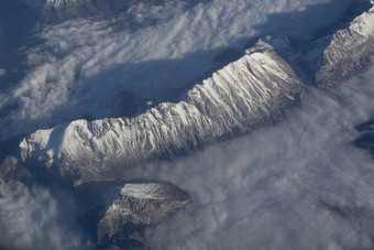 瑞士高山与<strong>雪山</strong>上衣空中视图对的东在下午飞行12月瑞士高山与<strong>雪山</strong>上衣空中视图对的东