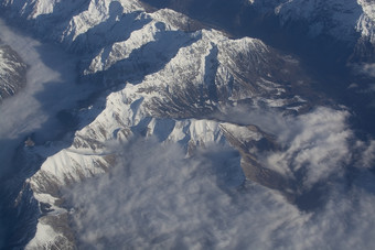 瑞士高山与<strong>雪山</strong>上衣空中视图对的东在下午飞行12月瑞士高山与<strong>雪山</strong>上衣空中视图对的东