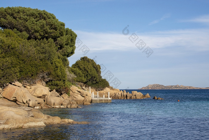 海景从冬天海滩和蓝色的和绿色海科斯塔Smeralda撒丁岛意大利3月海景从冬天海滩科斯塔Smeralda撒丁岛