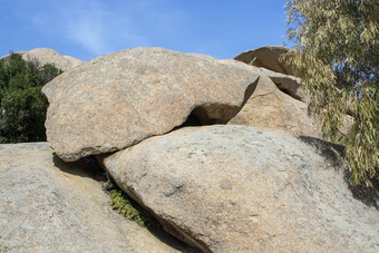 板花岗岩岩<strong>石说</strong>谎前侵蚀悬崖与蓝色的天空纤细的云科斯塔Smeralda撒丁岛意大利板花岗岩岩<strong>石说</strong>谎前侵蚀悬崖