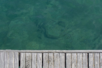 翡翠绿色水和木木板路背景纹理撒丁岛意大利翡翠绿色水和木木板路背景纹理