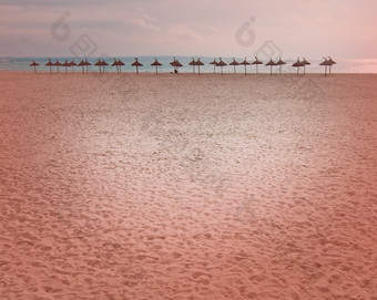 阳伞巨大的空冬天海滩与心形状的<strong>关注</strong>的焦点背景健美的颜色生活珊瑚阳伞巨大的空冬天海滩与心形状的<strong>关注</strong>的焦点