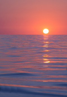 太阳上升除了地平线地中海海洋从马略卡岛西班牙太阳上升除了地平线