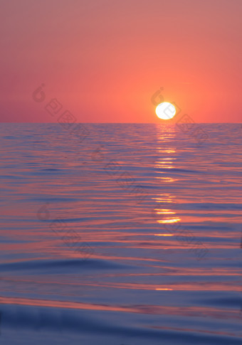 太阳上升除了地平线地中海海洋从马略卡岛西班牙太阳上升除了地平线