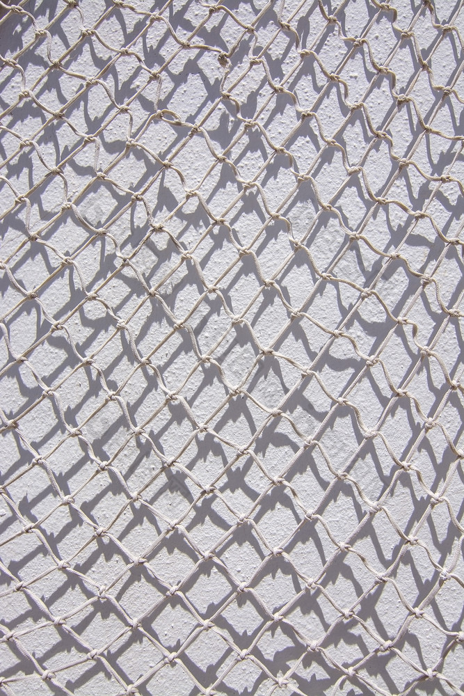 白色钓鱼网对白色墙背景纹理海洋风格白色钓鱼网白色墙