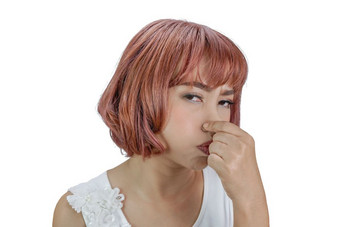 亚洲女人捏她的鼻子为坏气味概念孤立的白色背景与剪裁路径