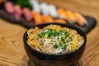 日本大米与鸡和蛋donburi奥亚科顿