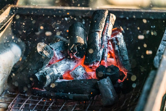 火焰和火火花与散景从<strong>燃烧木炭</strong>烧烤