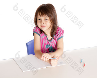 亚洲高加索人女孩做家庭作业桌子上<strong>返校</strong>