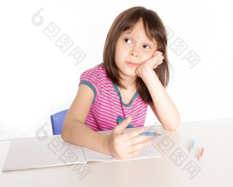 孩子桌子上与铅笔而且笔记本