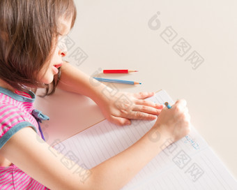 孩子桌子上与铅笔而且笔记本