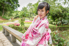 中国人夫人穿和服传统的日本风格花园