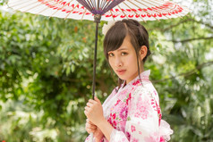 中国人夫人穿和服传统的日本风格花园