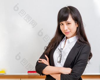 中国人老师前面白板穿着正式的