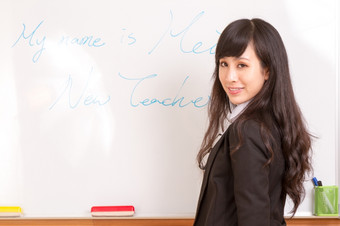 中国人女老师写作的名字白板为第一个一天学校