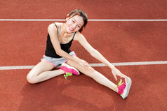 中国人慢跑者伸展运动腿慢跑跟踪