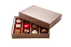 各种各样的巧克力棕色（的）盒子与成员一半从