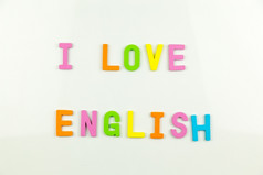 色彩斑斓的字母磁铁白板与短语爱英语