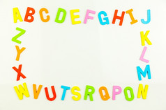 框架色彩斑斓的字母磁铁白板