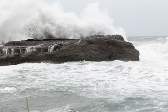 狂风暴雨的海与波崩溃岩石在<strong>台风</strong>苏雷多尔