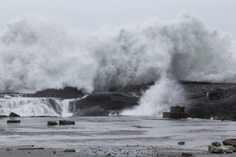 狂风暴雨的海与波崩溃岩石在台风苏雷多尔