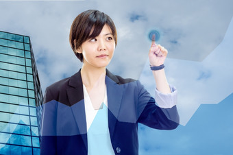 中国人女商人<strong>休闲办公室</strong>衣服紧迫的虚拟按钮与<strong>办公室</strong>天空和图表背景和前景