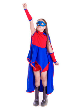年轻的女孩子蓝色的和红色的超级英雄装与手臂扩展飞行构成