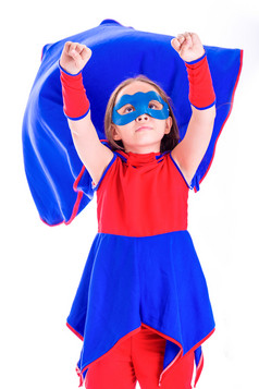 年轻的女孩子蓝色的和红色的超级英雄装与角吹