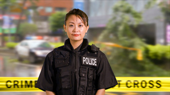 亚洲美国女人警察官微笑相机
