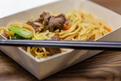 中国人猪肉炸大米午餐盒与筷子