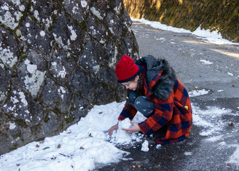 混合比赛渐变女孩使雪球