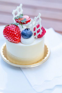 芝士蛋糕与草莓和蓝莓
