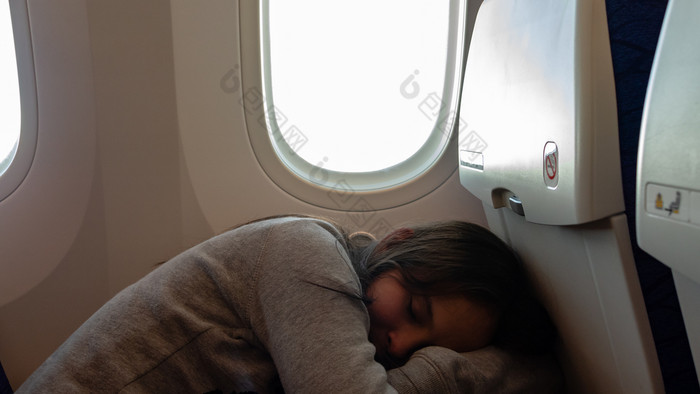 年轻的渐变女孩睡觉飞机