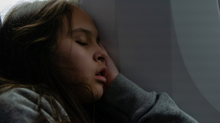 年轻的渐变女孩睡觉飞机图片
