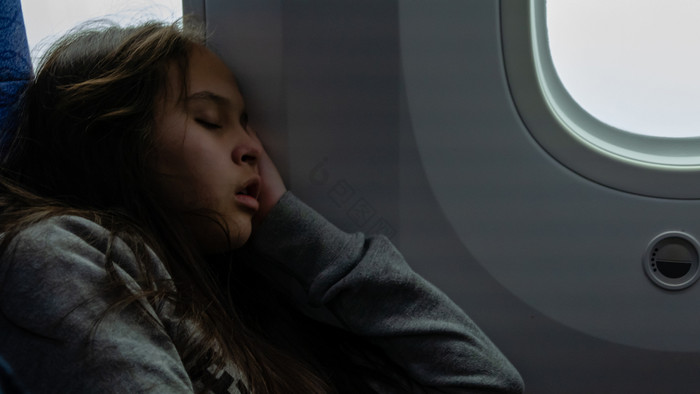 年轻的渐变女孩睡觉飞机图片