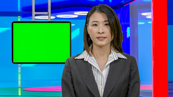 女亚洲美国新闻女<strong>主播</strong>虚拟工作室与绿色屏幕暂停显示原始设计元素